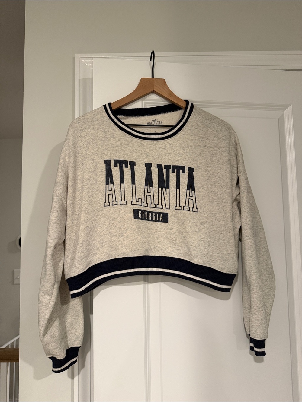 Hollister ATLANTA Crop Sweatshirt Size Medium